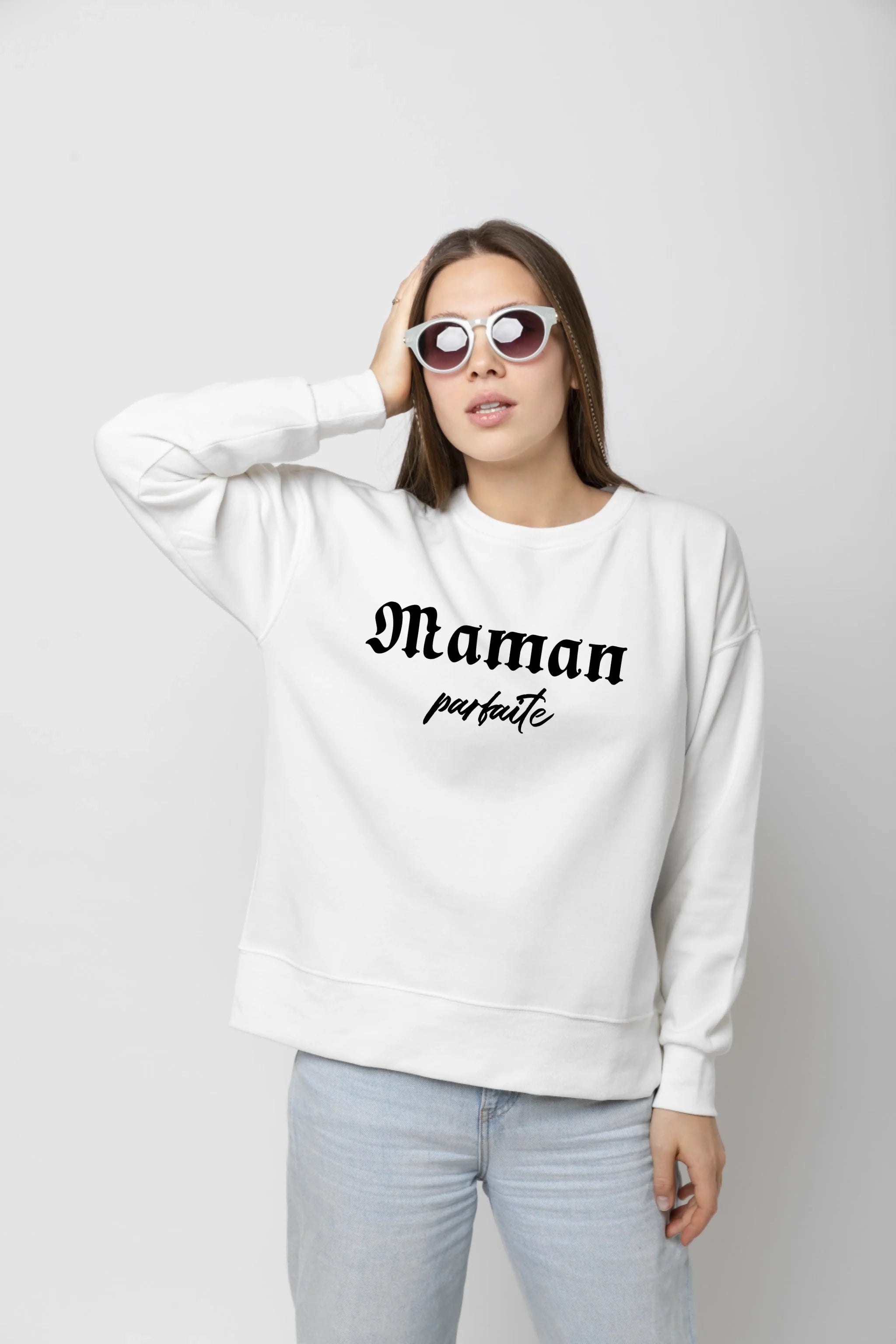 jeune-personne-portant-une-maquette-de-sweat-a-capuche (1)