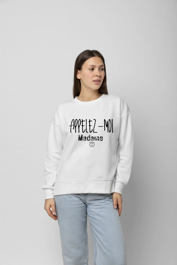 jeune-personne-portant-une-maquette-de-sweat-a-capuche