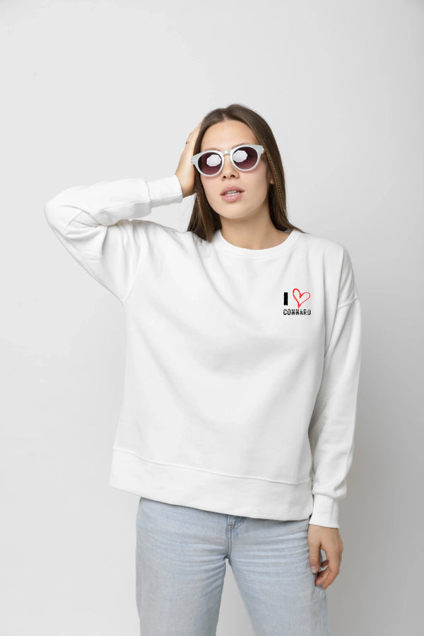 jeune-personne-portant-une-maquette-de-sweat-a-capuche (1)