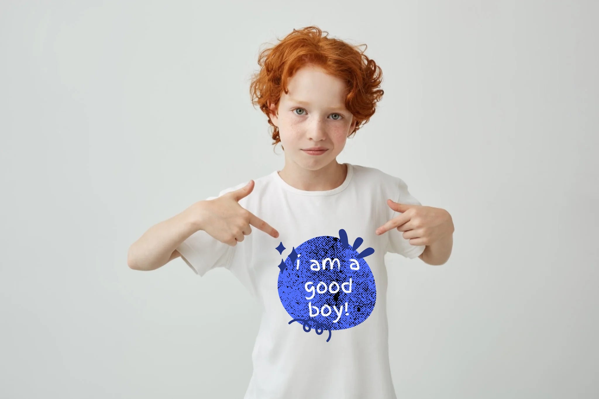 gros-plan-d-un-garcon-mignon-aux-cheveux-rouges-avec-des-taches-de-rousseur-pointant-avec-les-doigts-sur-un-t-shirt-blanc-avec-une-expression-serieuse-et-confiante-copiez-l-espace